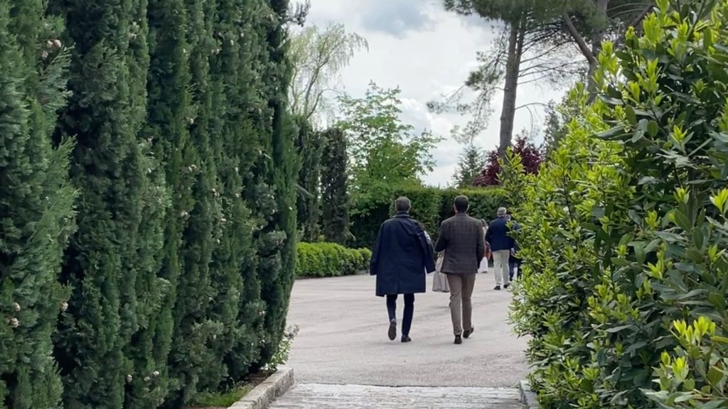 Invitados caminando por el camino ajardinado de acceso a La Quinta de Illescas