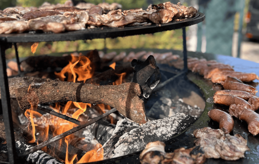 Barbacoa al fuego con carne en La Quinta de Illescas