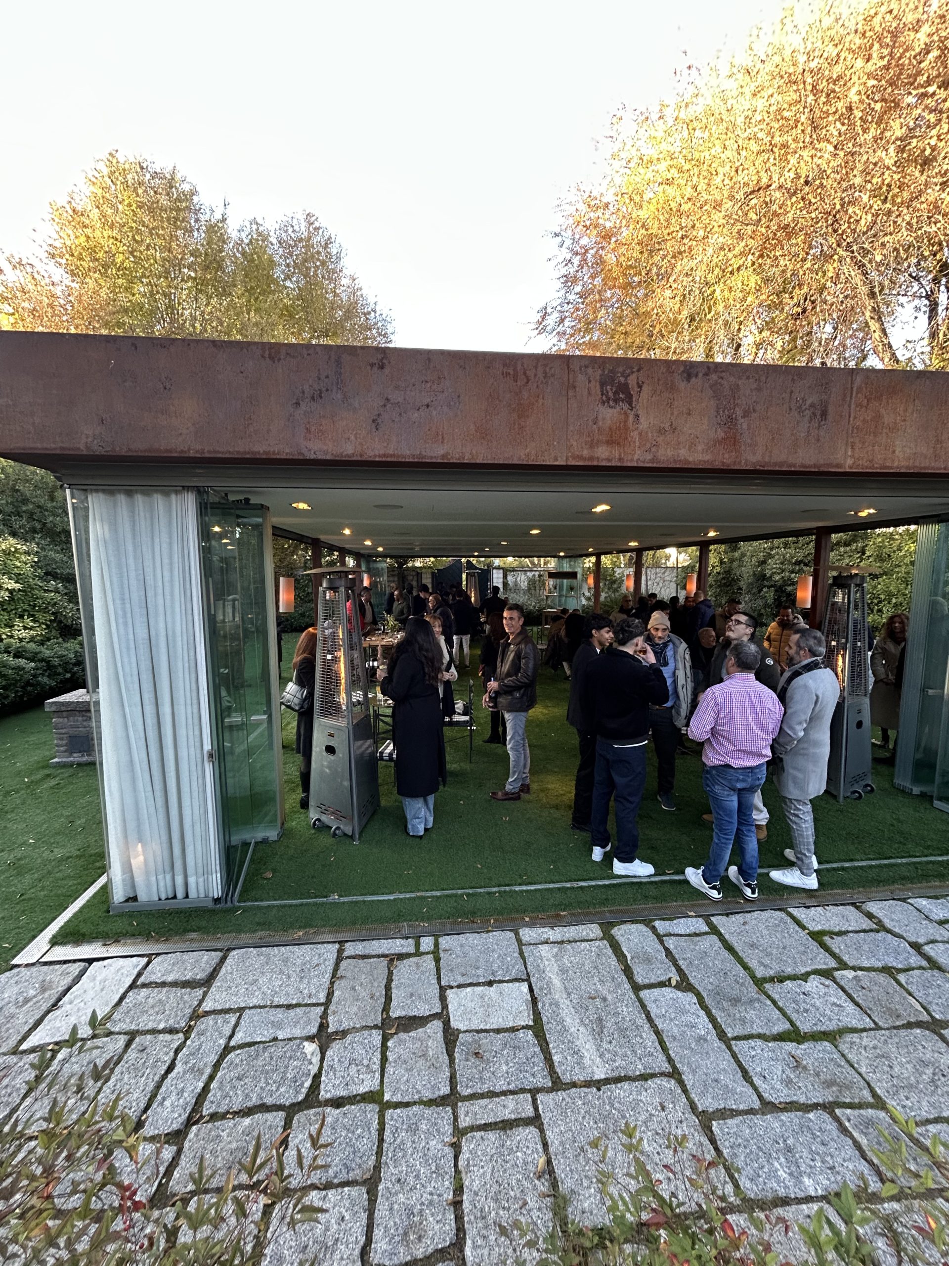 Personas en la Casa de las Flores para Los Norteños.