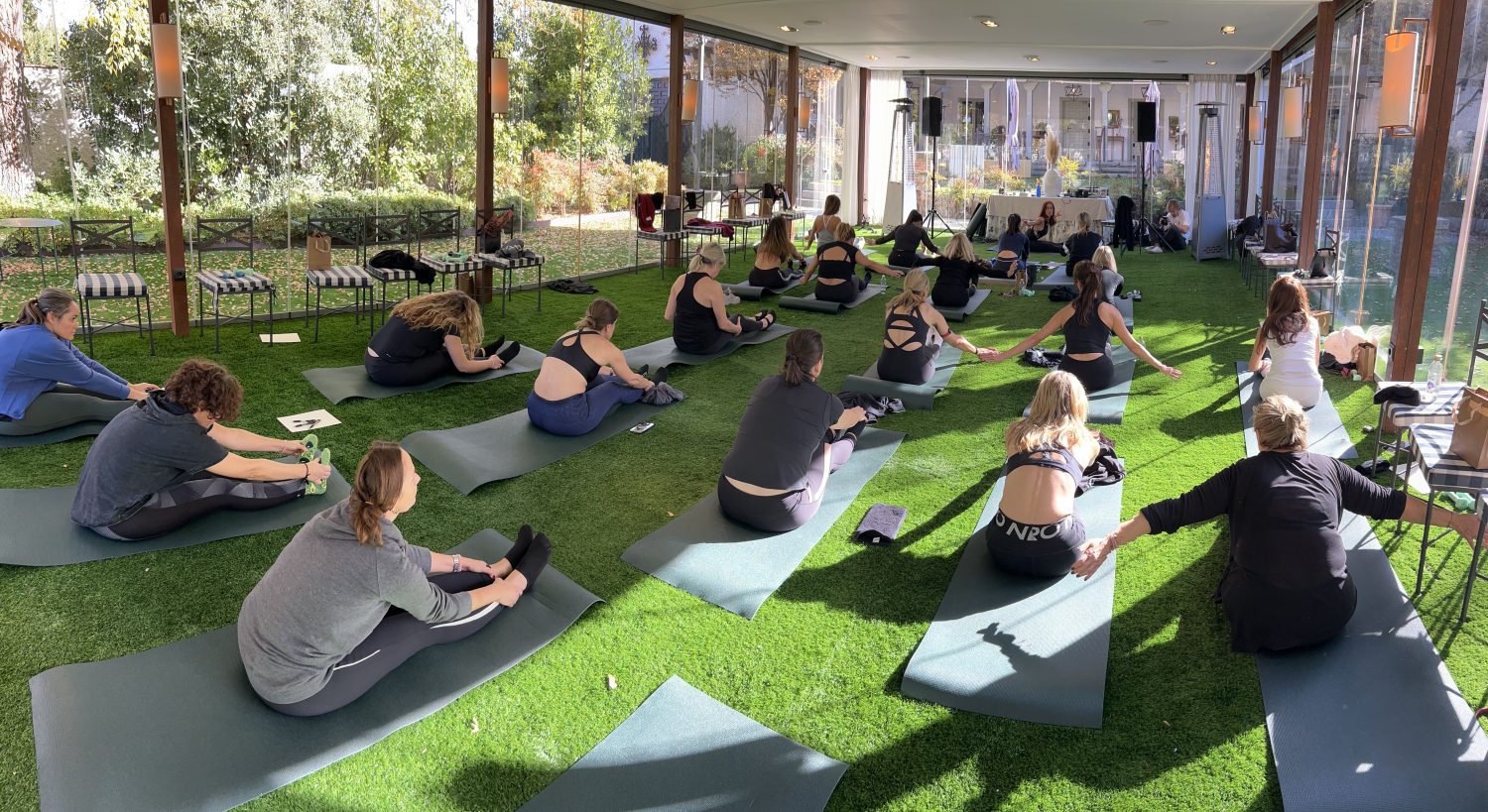 Clase de yoga en el jardín de La Quinta de Illescas