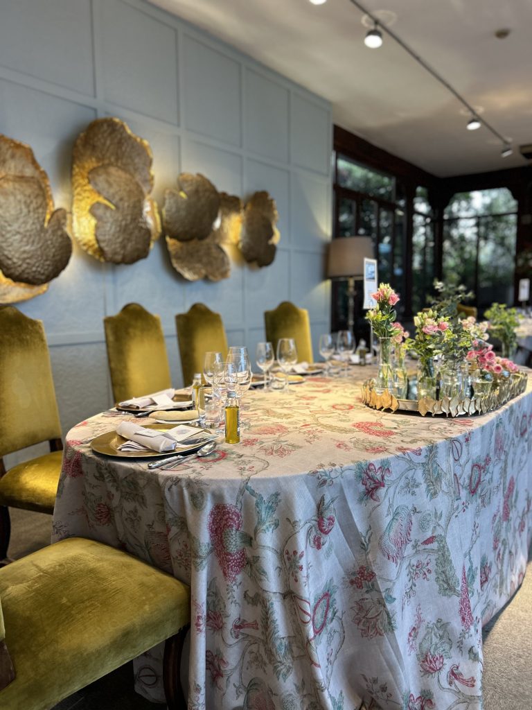 Mesa presidencial de boda decorada con mantel estampado, sillas doradas y centros de flores en La Quinta de Illescas