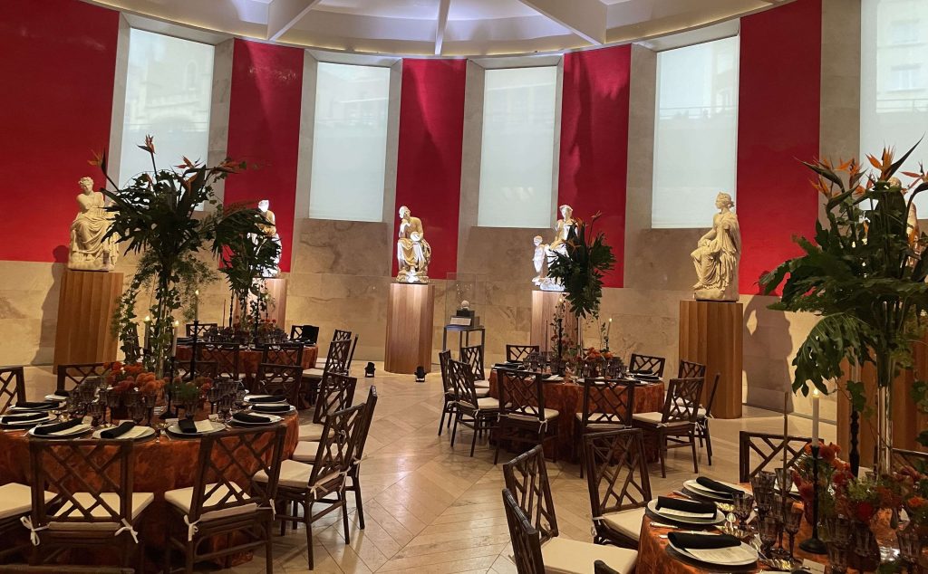 Montaje de una cena de gala con La Quinta Catering en el Museo Nacional del Prado