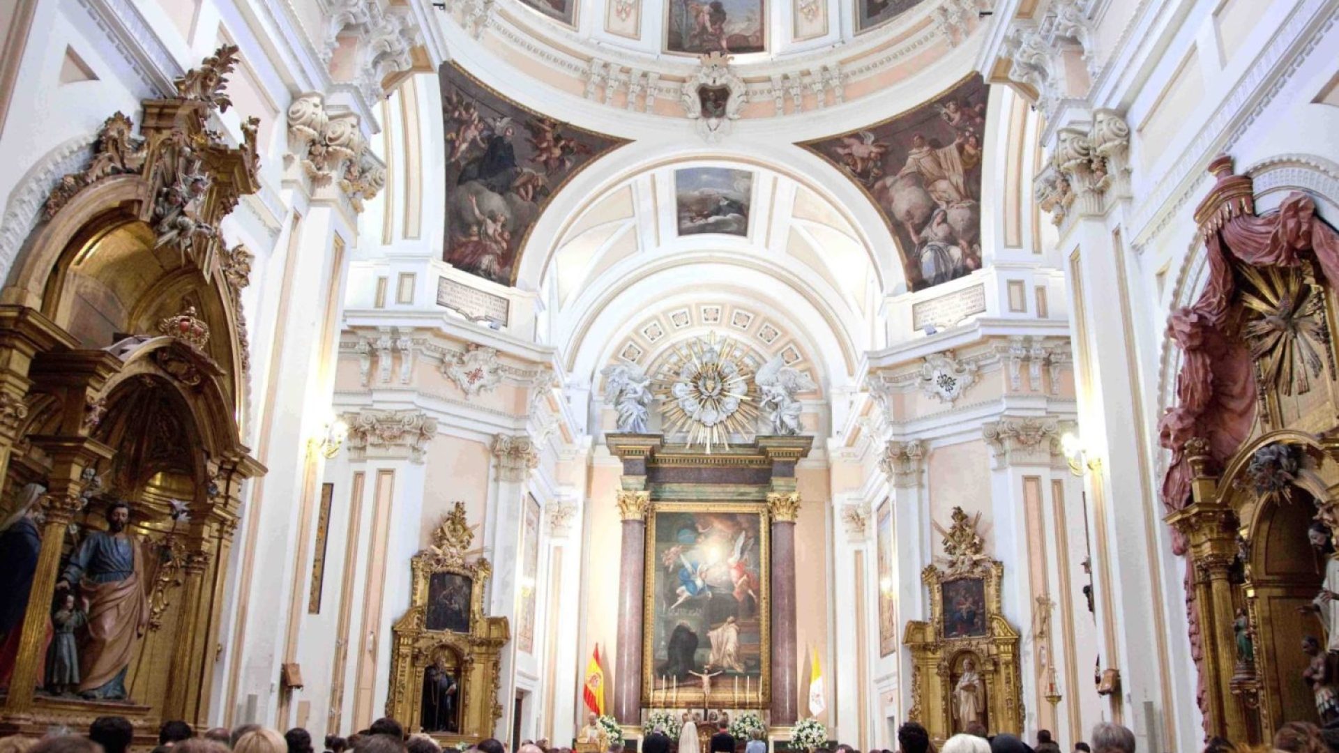 Interior de una iglesia en Madrid