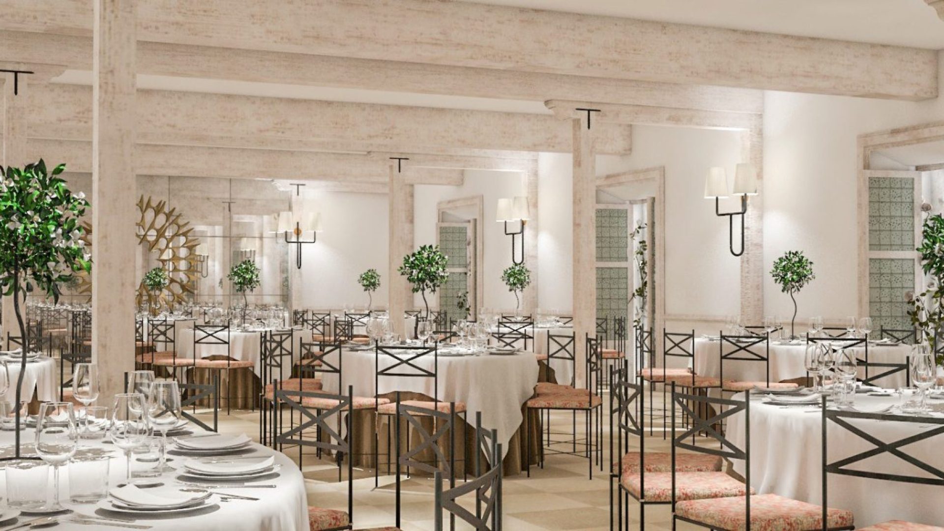 Salón de banquetes elegante con vigas de madera claras, mesas redondas y centros de mesa verdes en La Quinta de Illescas