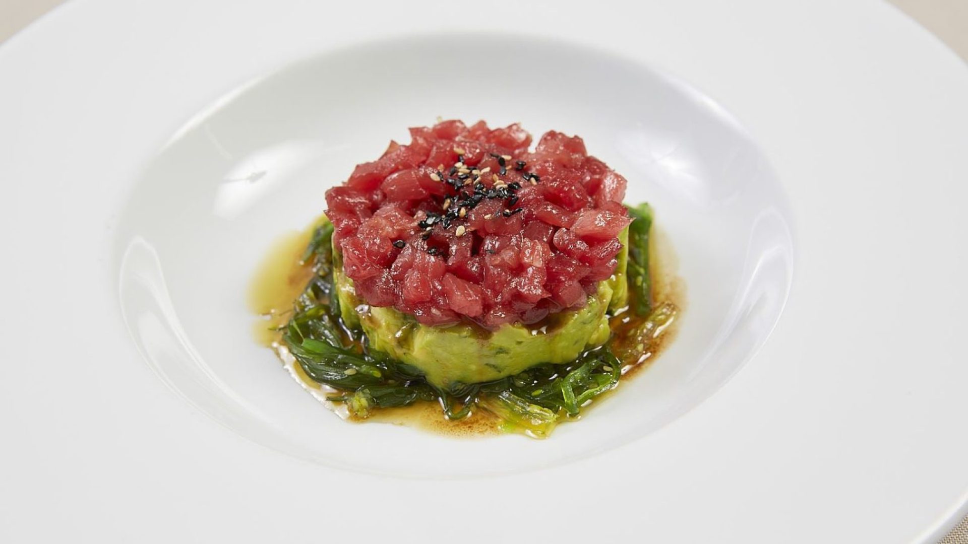 Tartar de atún sobre aguacate.