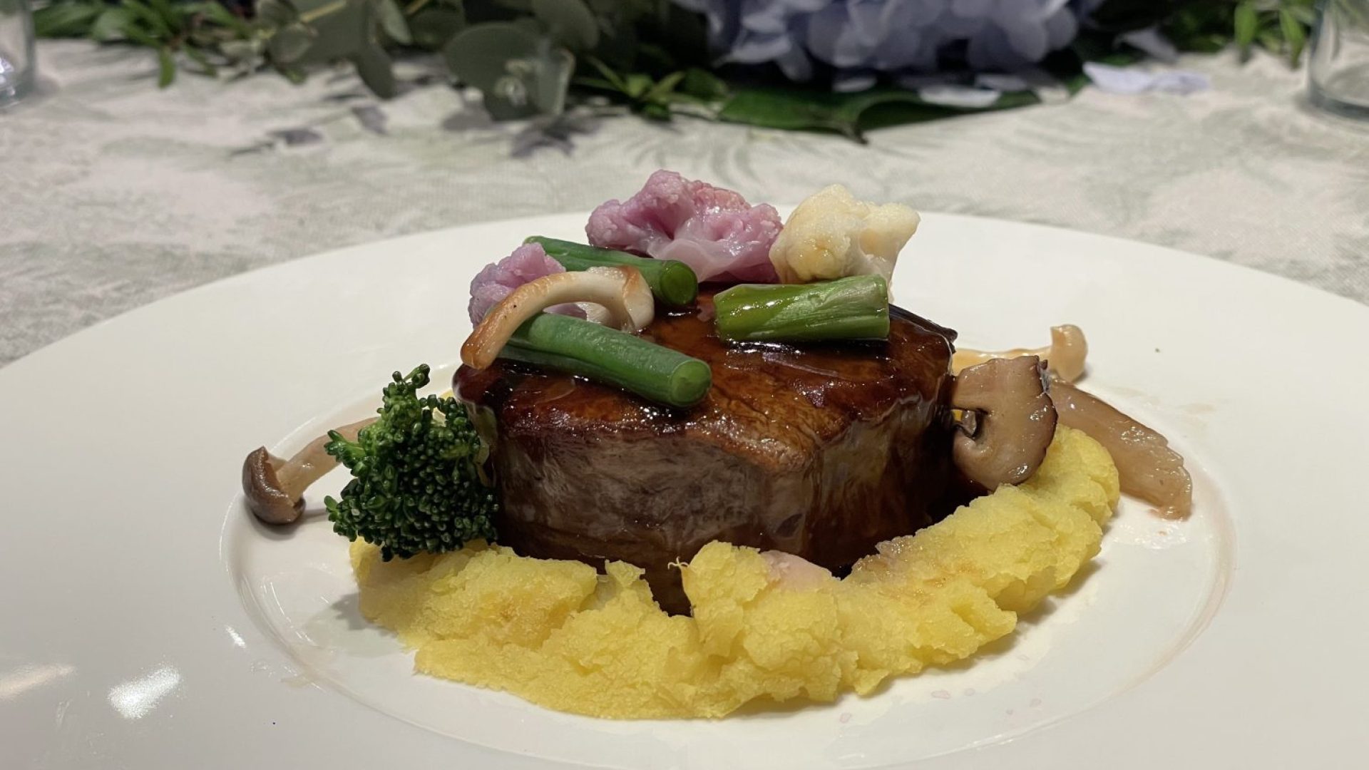 Tournedo de solomillo con salsa de foie souffle de patata y verduritas.