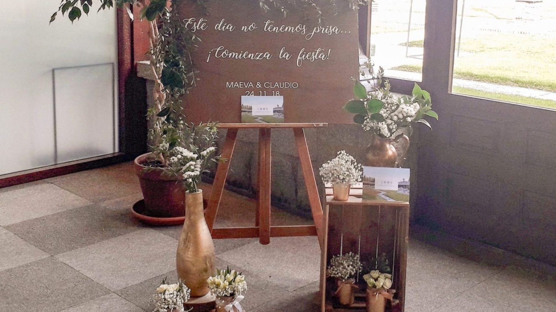 Caballete de madera con cartel de la boda de Maeva y Claudio