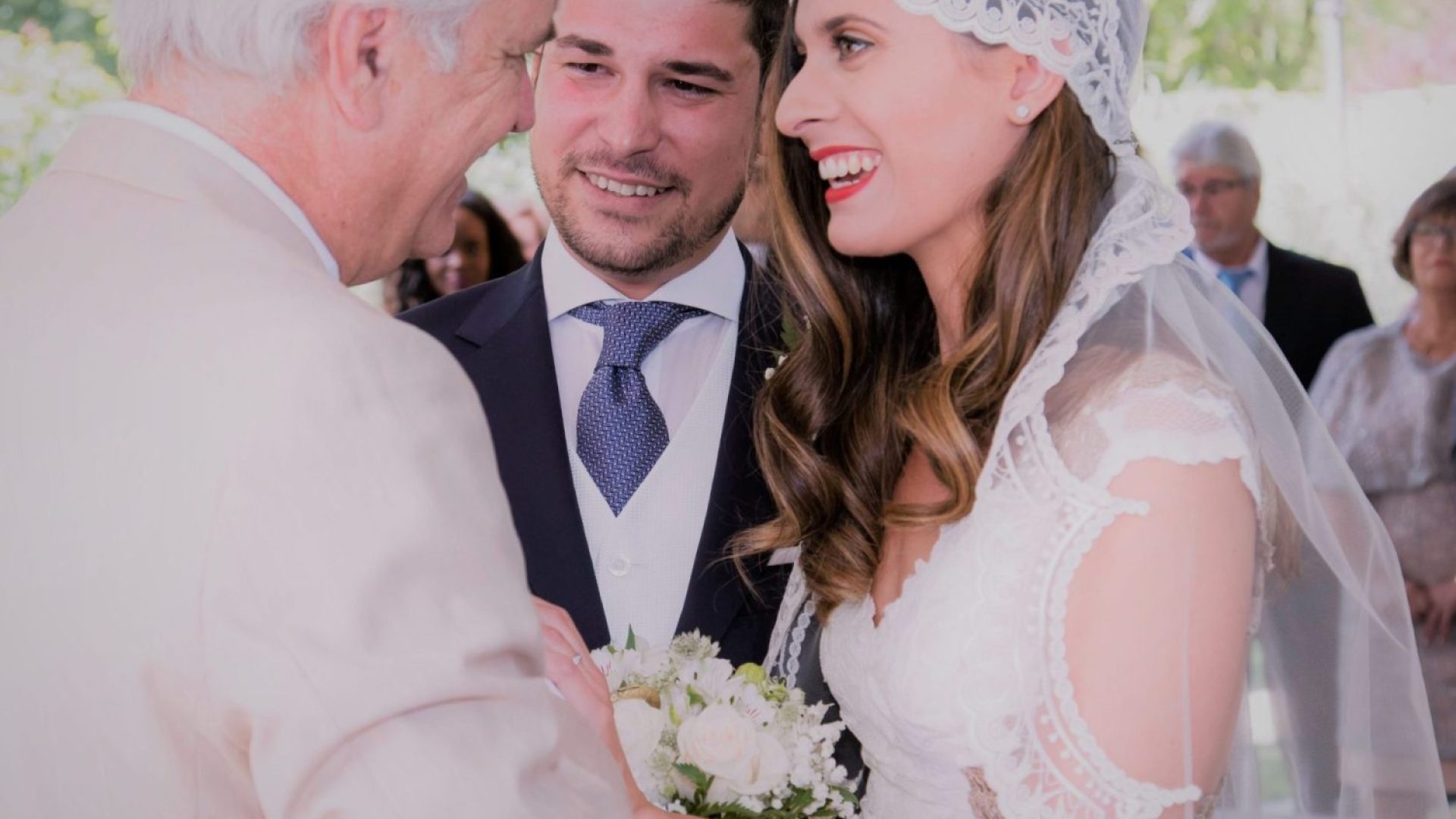 Novios junto a Carlos Villalta