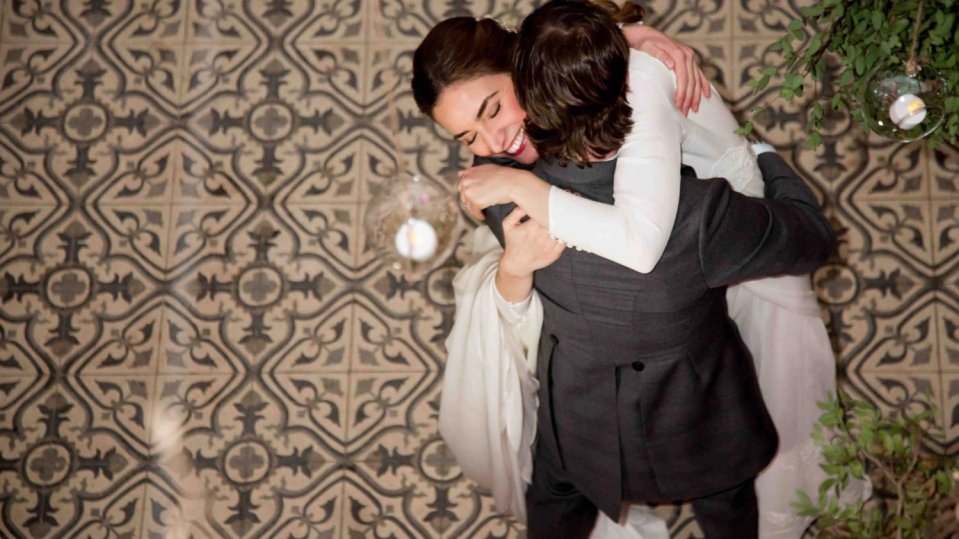 Novia sonriente abrazando al novio