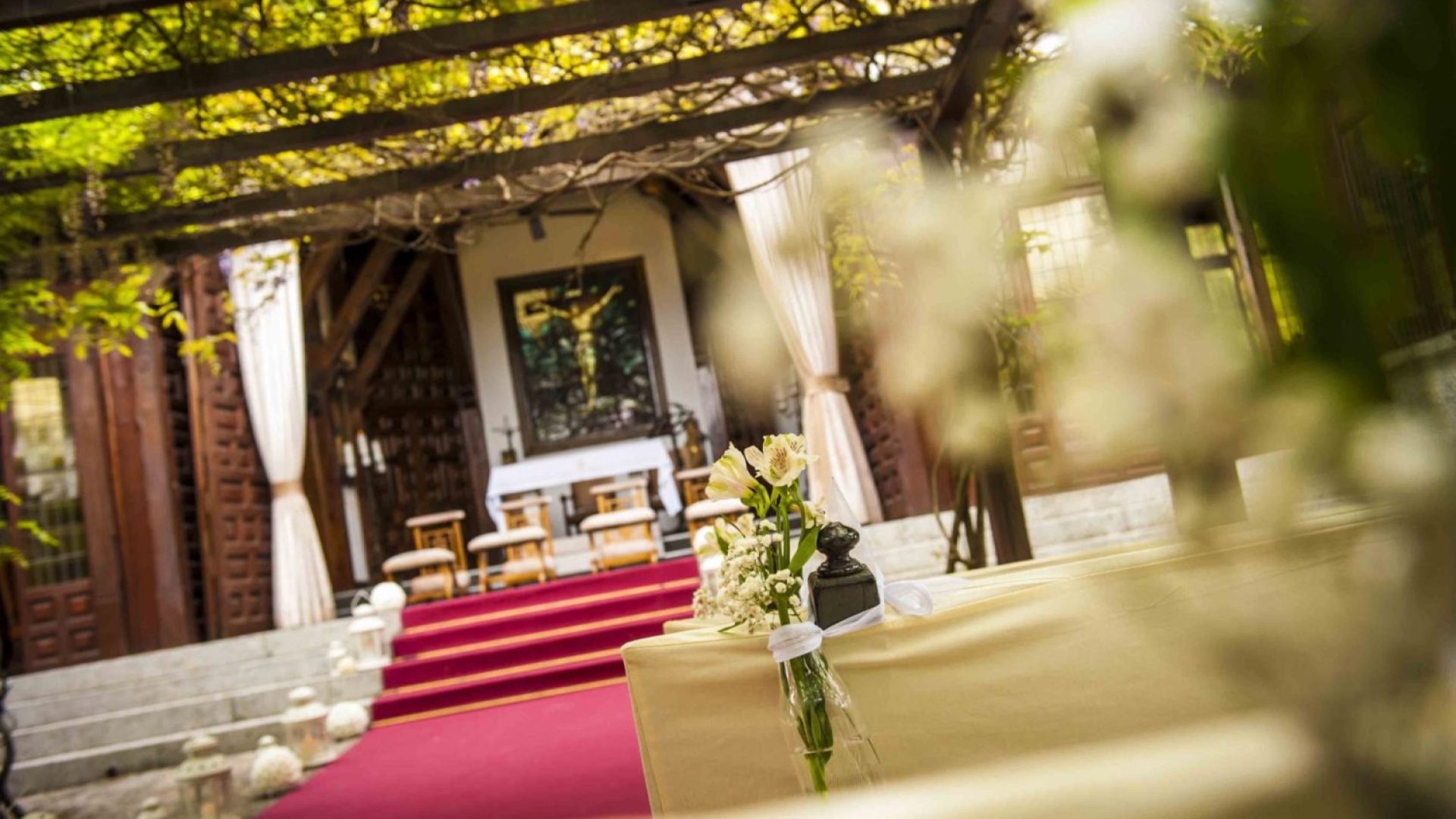 Capilla de la finca de la Quinta de Illescas decorada con alfombra roja y flores