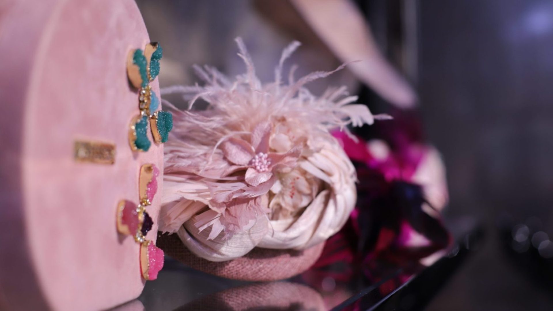 Tocado rosa de Dresseos, colección cápsula Hat & Horses