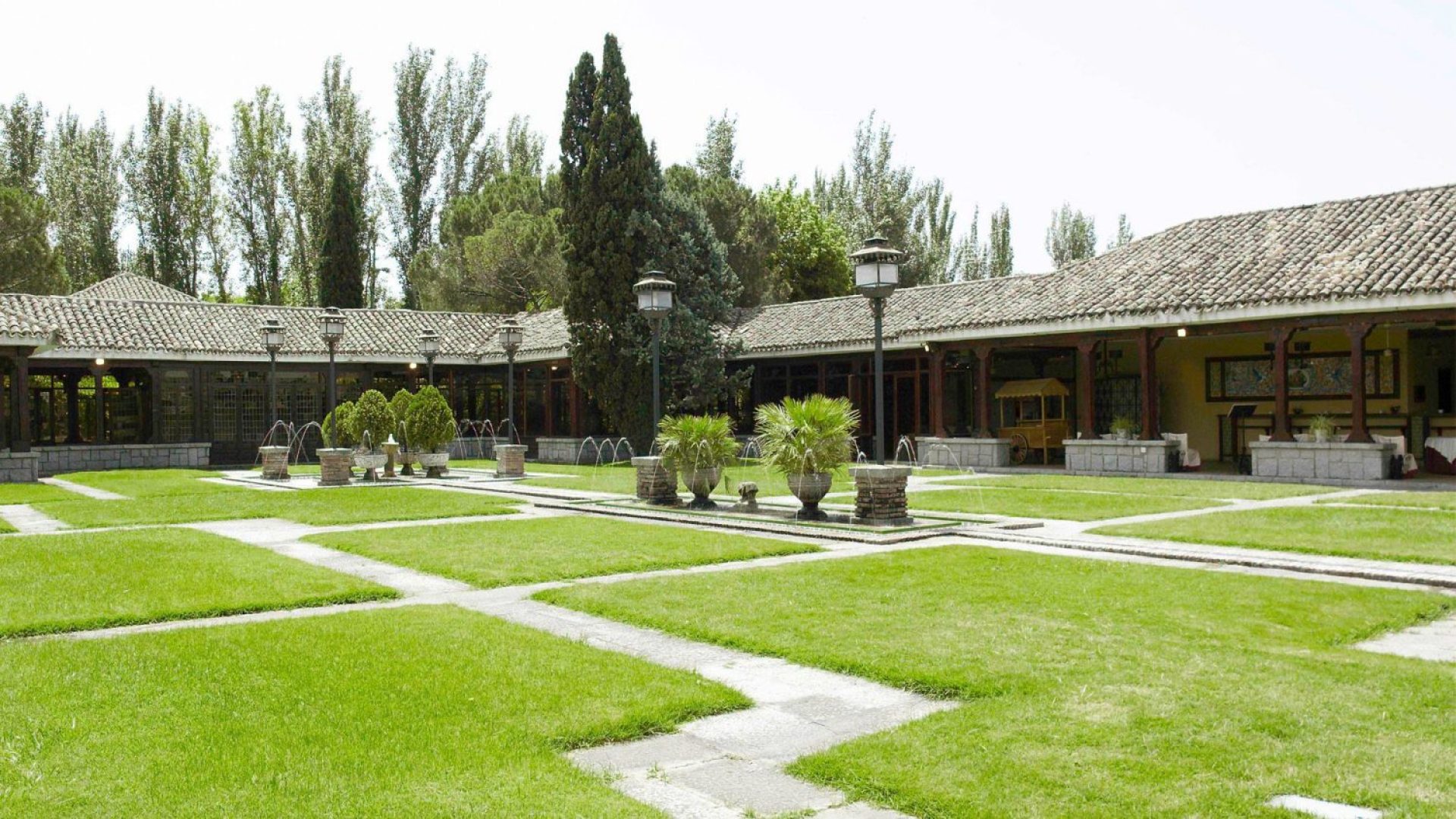 Patio exterior con fuentes y jardines en La Quinta de Illescas.