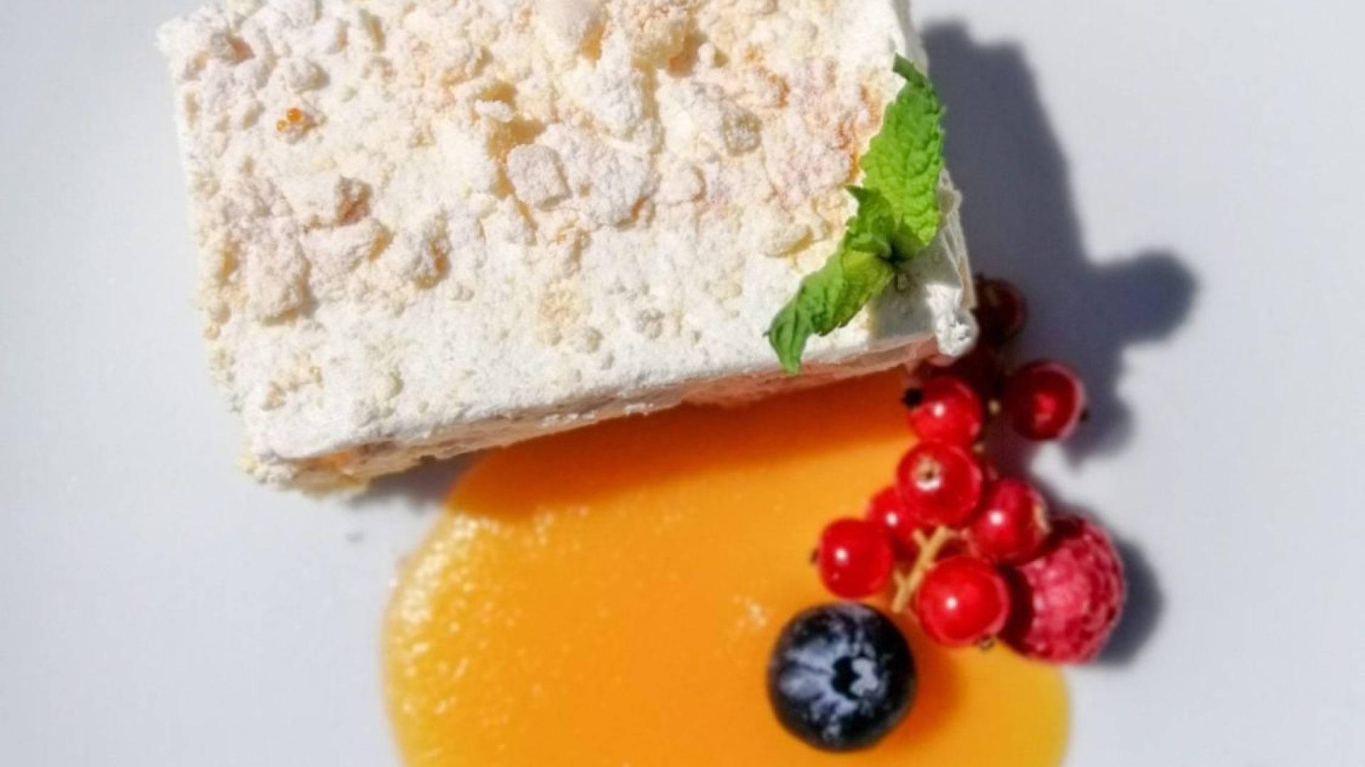 Postre con frutas rojas y salsa de naranja en La Quinta de Illescas.