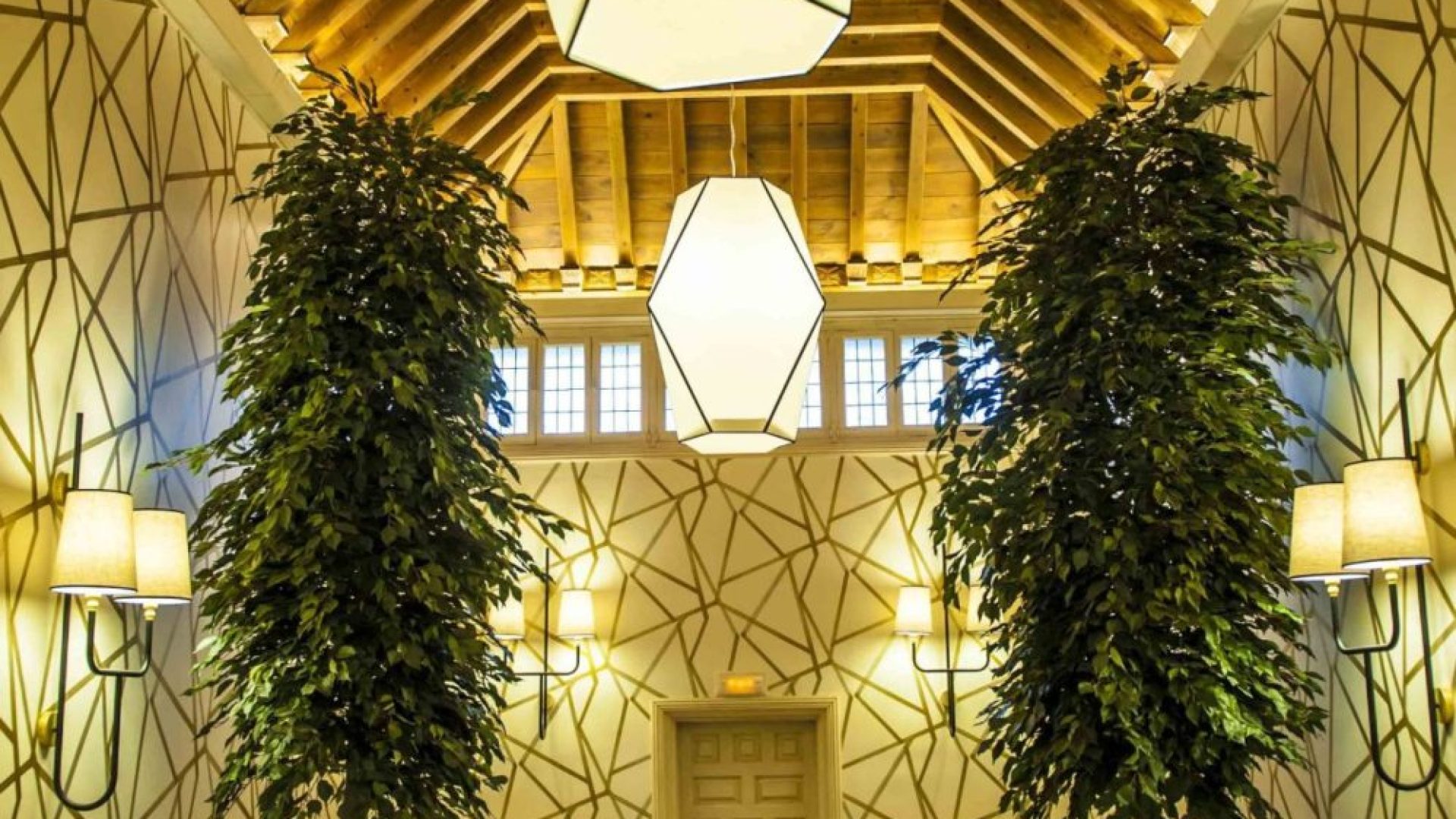 Interior de la finca iluminada con grandes lamparas