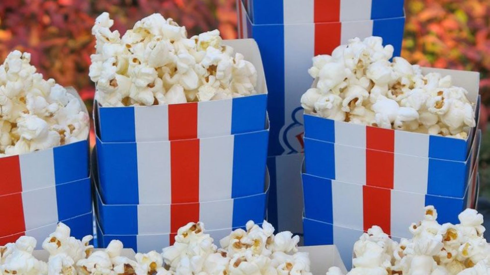 Cajas de palomitas a rayas en un fondo otoñal.